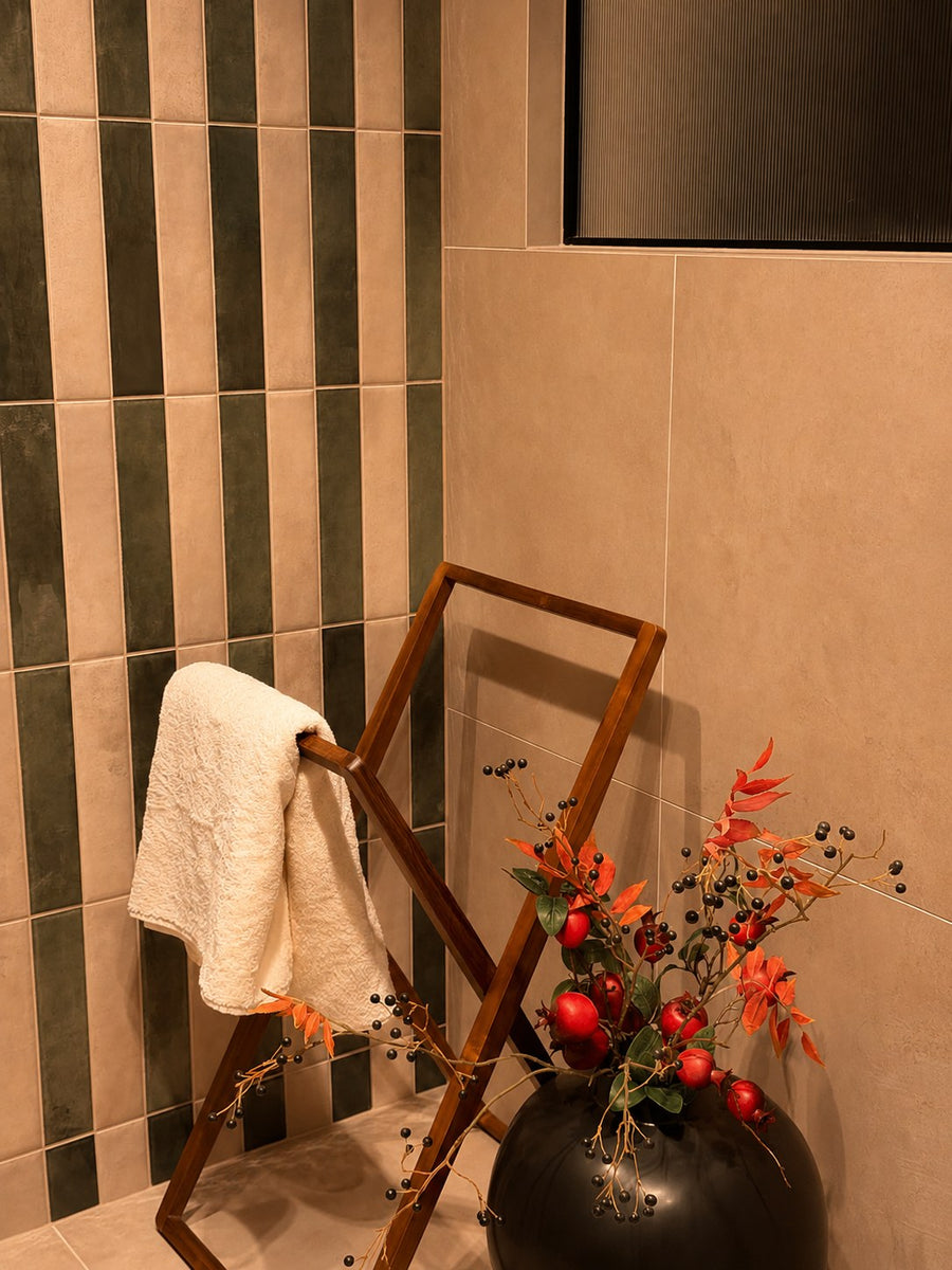 Vonia | Dryžuotos plytelės ir rankšluosčių kopėčios